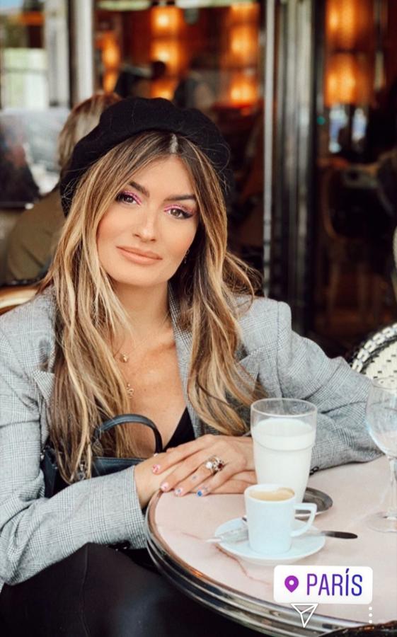 Otra combinación inspiradora que hemos encontrado en los maquillajes de la influencer, ha sido esta con mitad de delineado en rosa neón y con el rabillo del delineado clásico en color negro. ¡Todo un acierto!