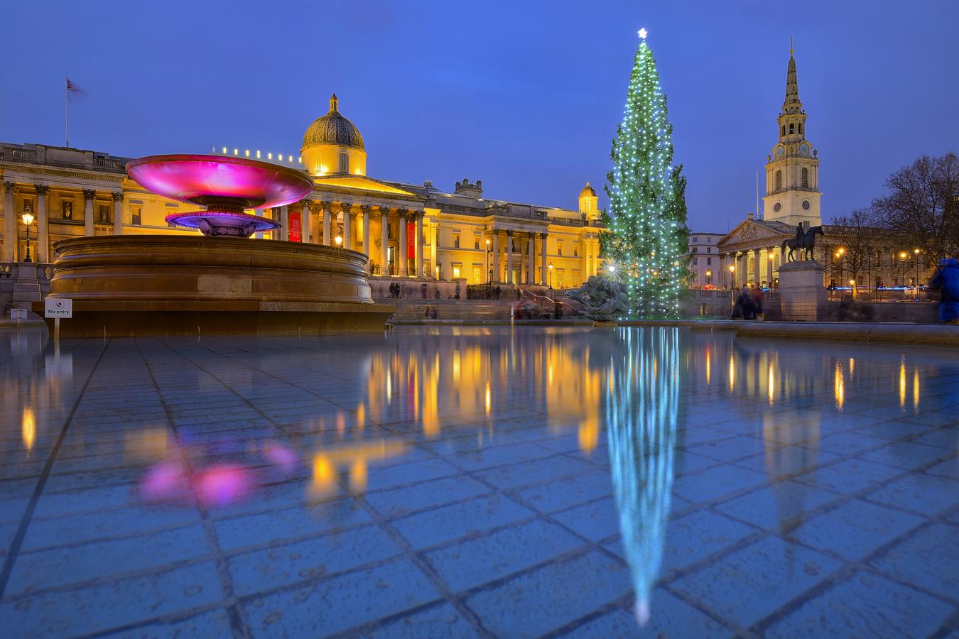 Con impresionantes obras de Van Gogh, Renoir, da Vinci y Miguel Ángel, la National Gallery tiene una de las colecciones de arte más impresionantes del mundo, y recibe a más de seis millones de visitantes cada año. Para evitar a las multitudes, lo mejor es visitarla entre semana por la mañana o un viernes por la tarde. La entrada a las colecciones permanentes siempre es gratis.