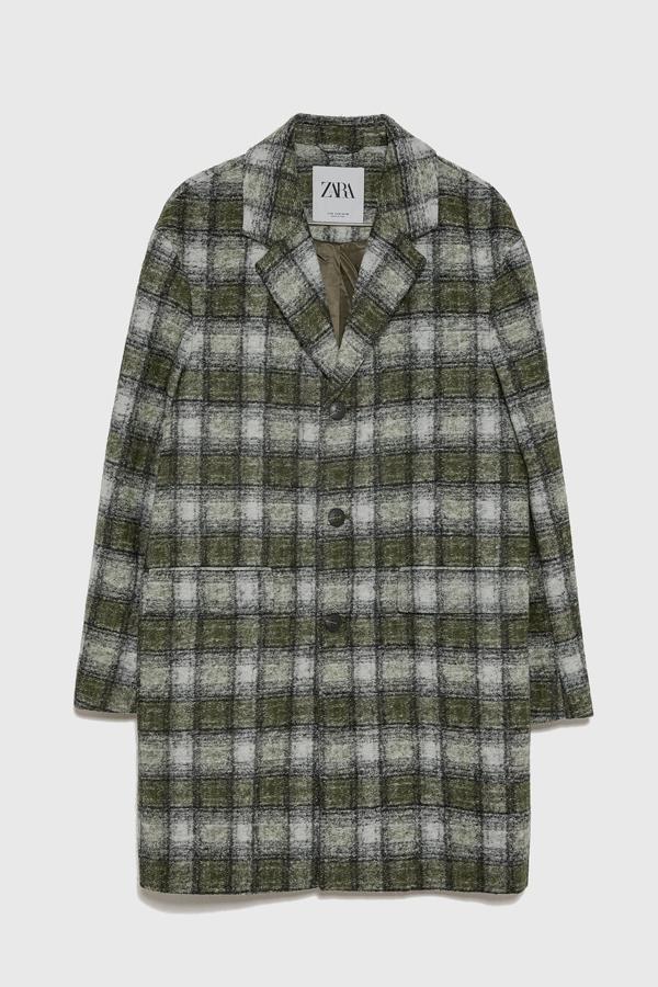 Abrigo de cuadros de Zara (59,99 euros).