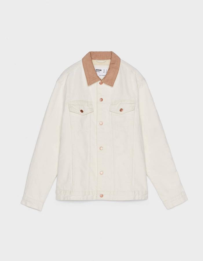 Cazadora vaquera blanca con cuello de borreguillo de Bershka (39,99 euros).