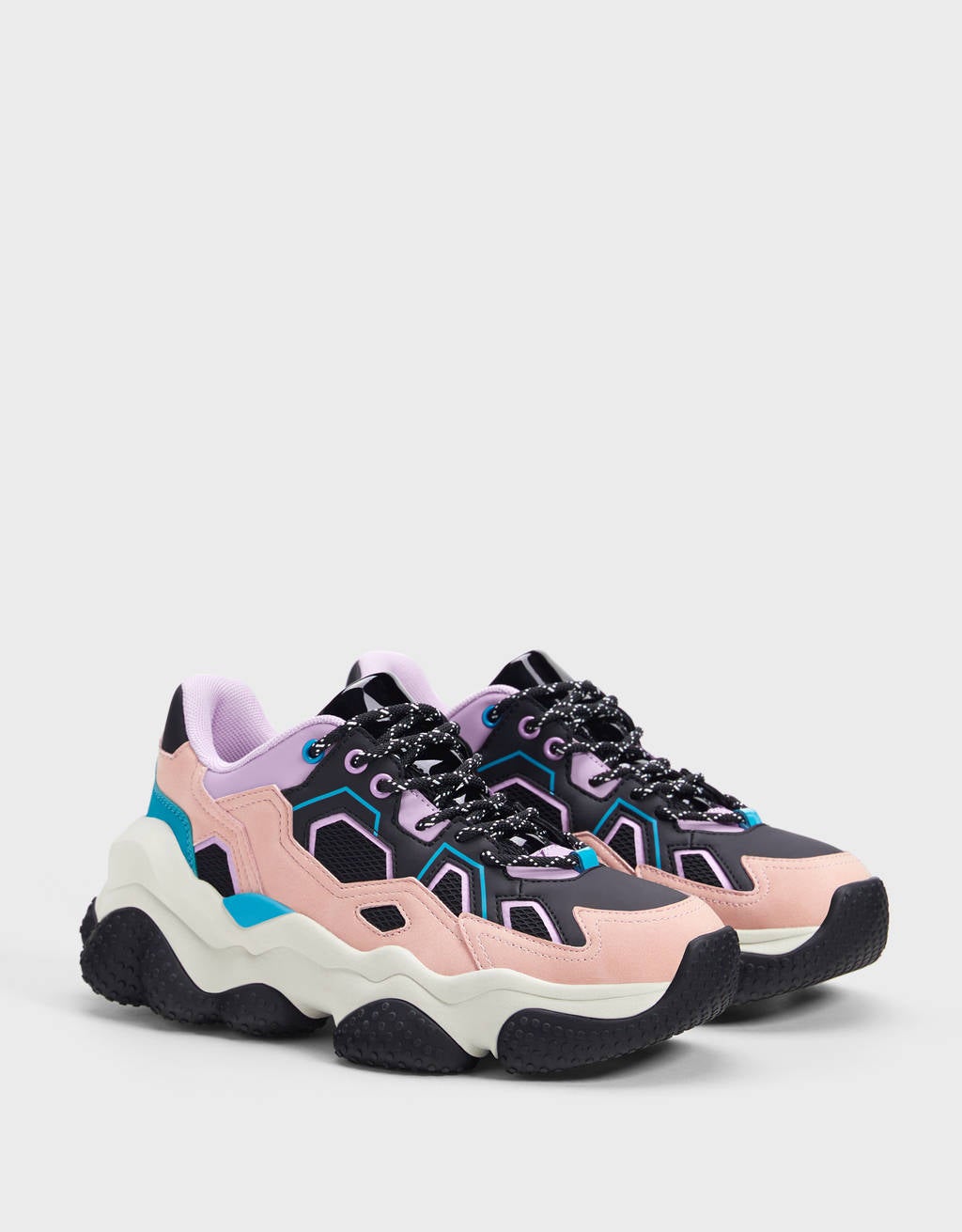 Deportivas piezas multicolor con plataforma de cuatro centímetros. De Bershka. (39,99 euros).
