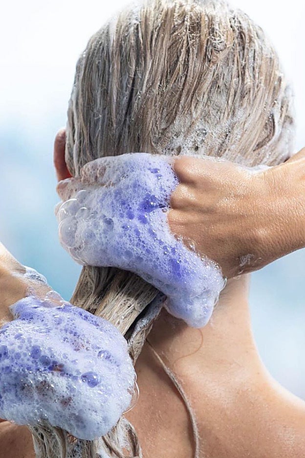 El lavado es clave a la hora de controlar la producción de grasa en el pelo.
