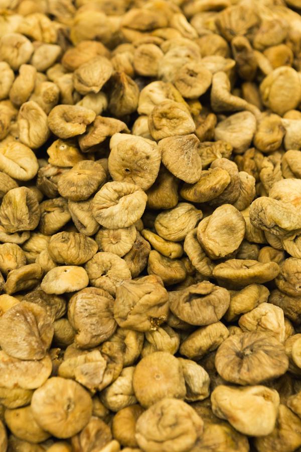 La fruta seca es una opción muy buena para tomar como snack o como postre. Higos secos, piña, manzana, orejones... te quitarán esa sensación de tomar algo dulce y te sentirás saciado.