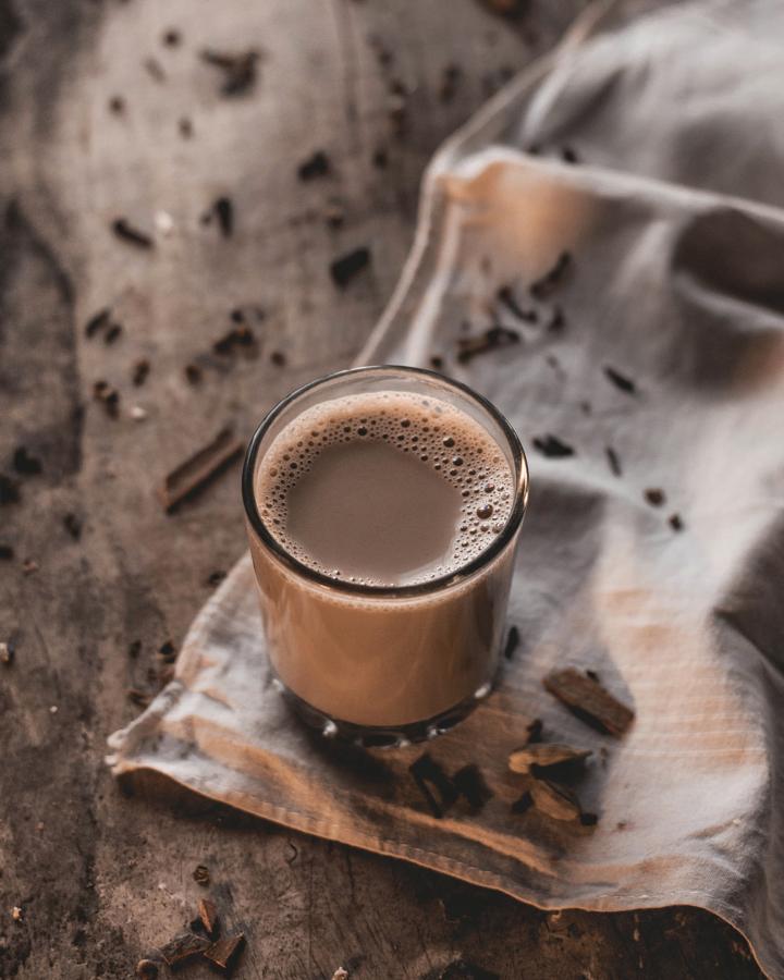 Si después de comer o cenar necesitas algo de chocolate y además, deseas con todas tus fuerzas algo calentito, tenemos la solución infalible. Infusión de chocolate. Mitad leche desnatada, mitad agua y cacao puro. Te quitará el antojo de forma saludable.