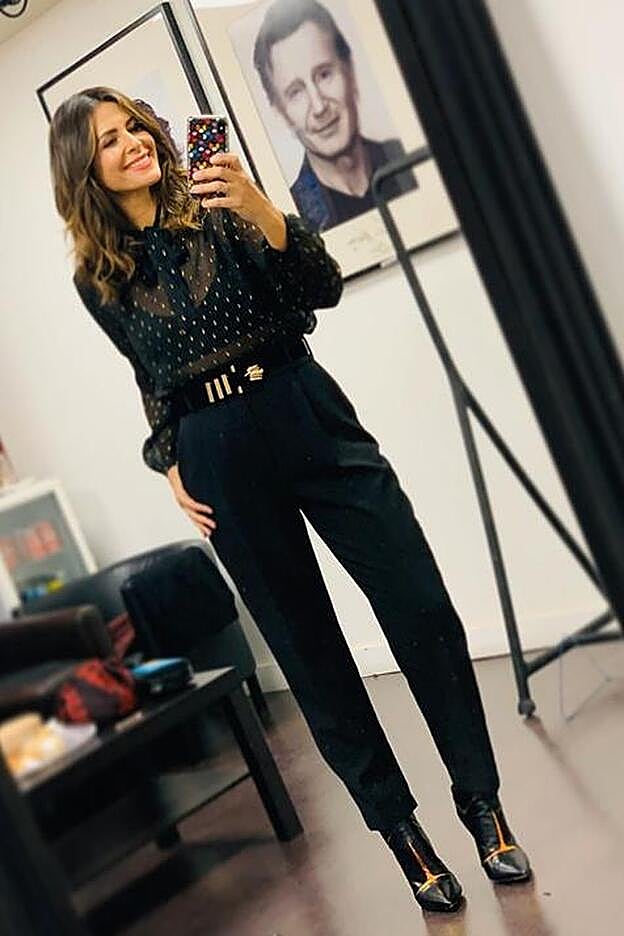 Nuria Roca con una blusa de Mango y pantalón de Zara.