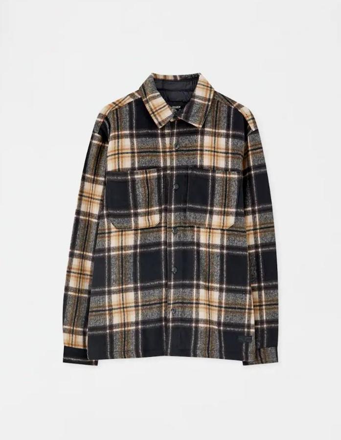 Sobrecamisa de cuadros de Pull&Bear (35,99 euros).