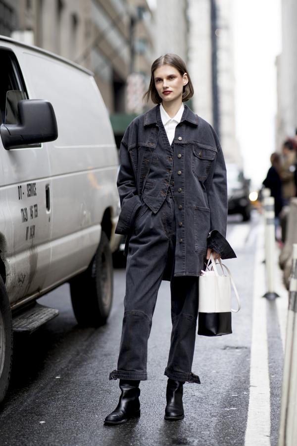 En el street style hemos visto a muchas mujeres que han optado por prendas de estilo oversize que podrían pertenecer a la colección de hombre, como esta chaqueta vaquera.