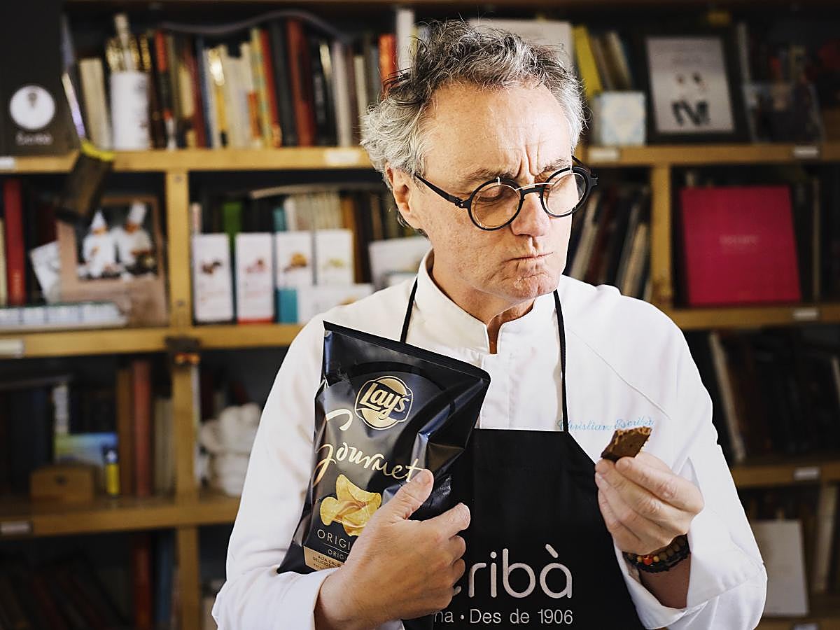 Sí, has leído bien, el maestro pastelero Christian Escribà venderá desde el 1 de diciembre en sus tres tiendas de Barcelona el primer turrón artesano de patatas fritas: una sorprendente combinación de chocolate negro 70%, manteca de cacao, praliné de almendras y, el elemento rompedor, las crujientes y sabrosas patatas fritas Lay’s Gourmet.