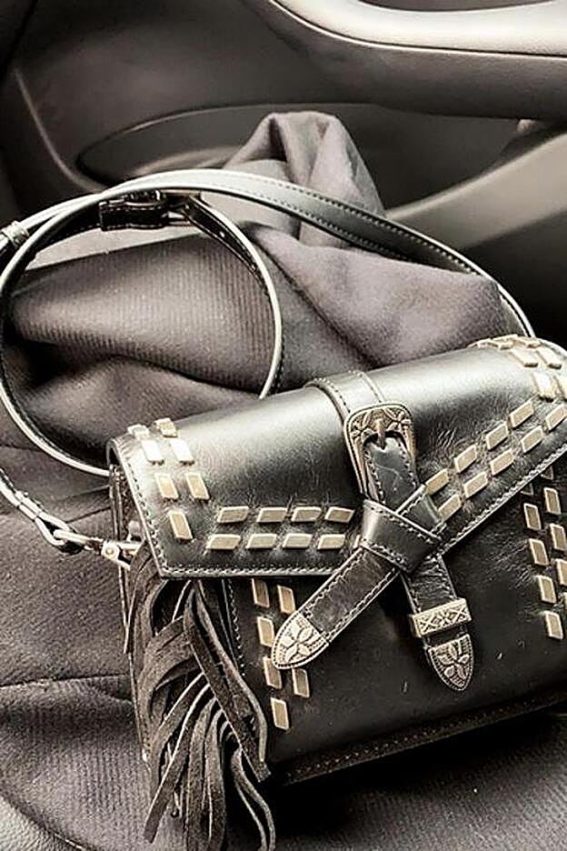 El bolso de cowboy que le hemos pillado a Rocío Osorno en un storie.