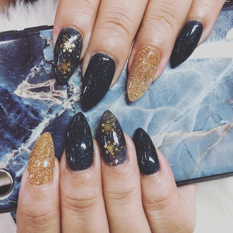 Nuestro favorito, con tonos dorados acompañando a un azul estrellado perfecto para los looks más elegantes. Es más invernal que navideño, pero no hemos podido resistirnos.