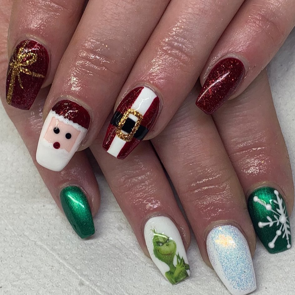 Para aquellas que sufren y disfrutan la Navidad a partes iguales un look con Papá Noel y el Grinch, para dejar una mano al rojo brillante y otra para el verde metalizado y el blanco con efecto nieve.