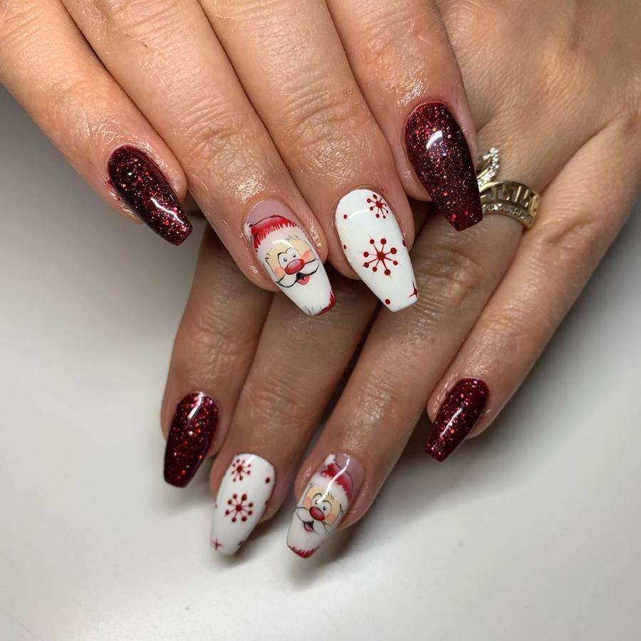 Para contrastar con el burdeos con brillantina, un Papá Noel y un fondo blanco con copos de nieve. Navideño y festivo al mismo tiempo con un punto simpático.