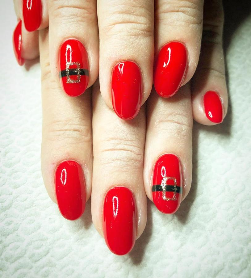 Para las fanáticas del minimalismo, un look en rojo intenso al que se le han agregado un par de cintos como el que luce Papá Noel en su uniforme. Simplemente genial.