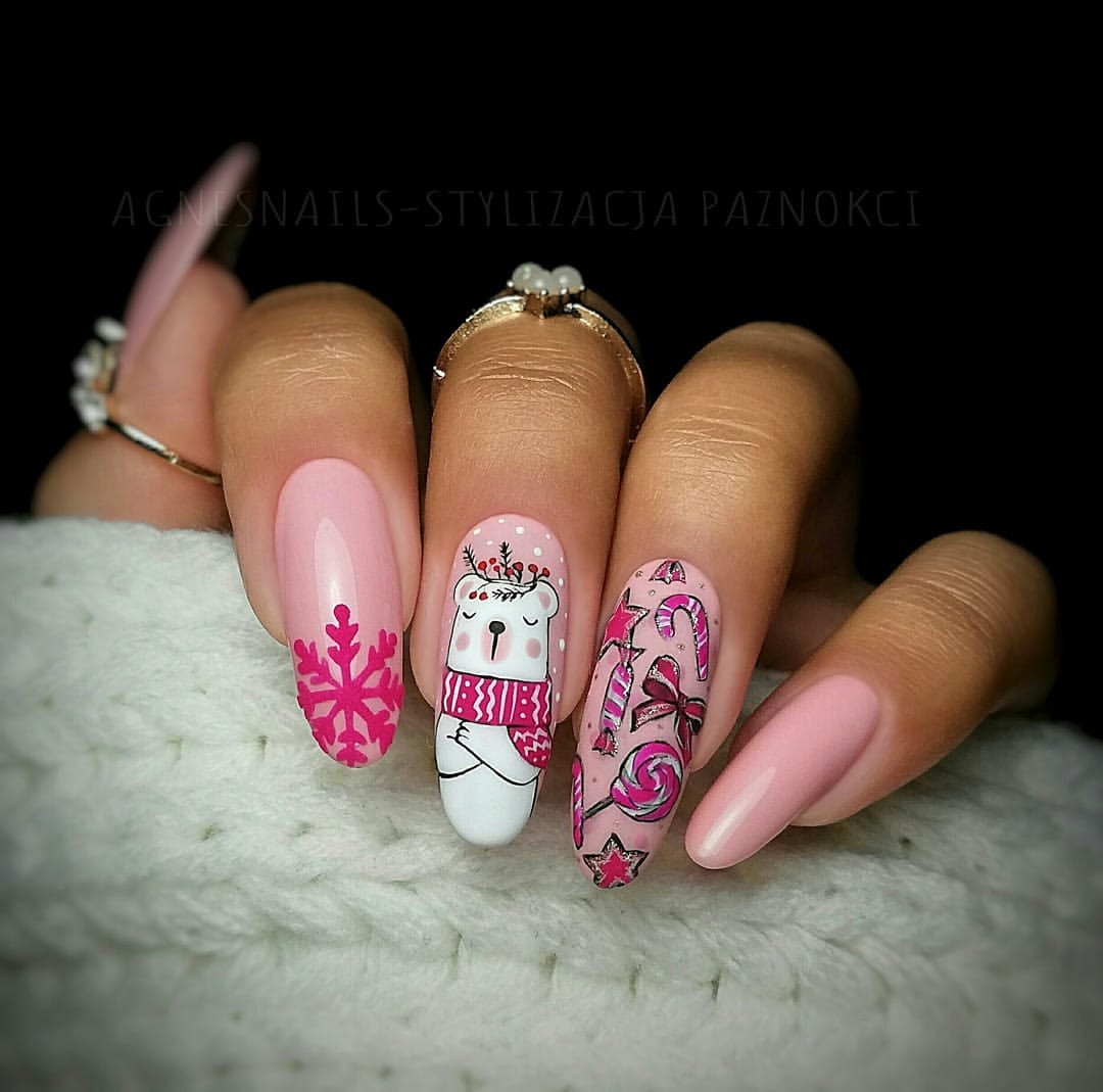 Uno de los looks más originales es este en color rosa con tres dibujos diferentes, un copo de nieve, un oso y dulces navideños.