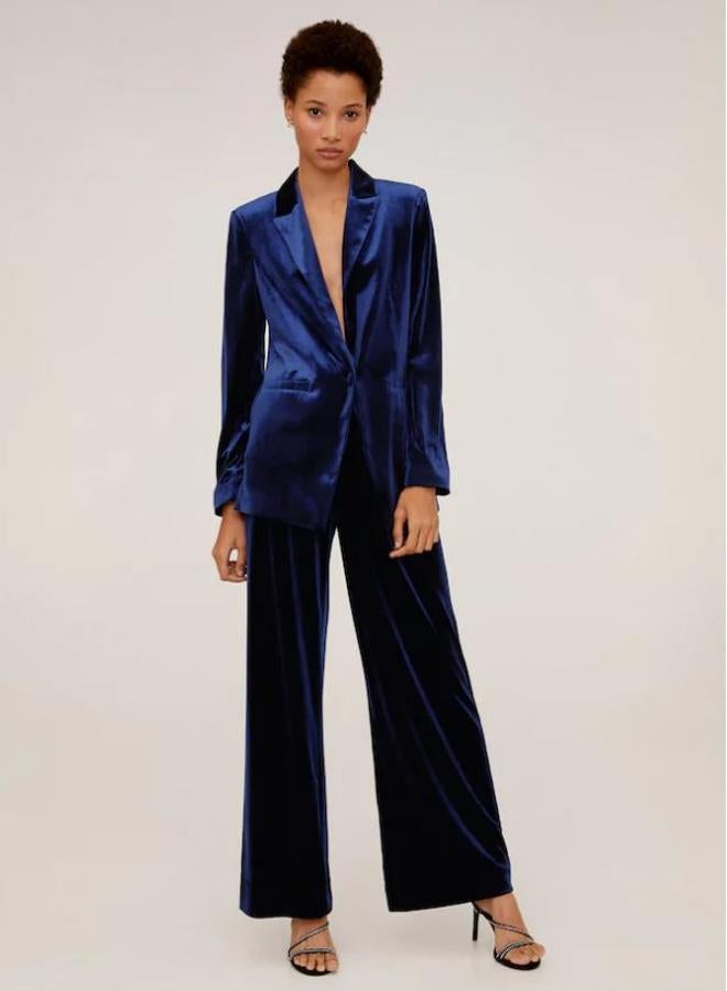 Americana de terciopelo azul intenso de Mango, (59,99 euros).