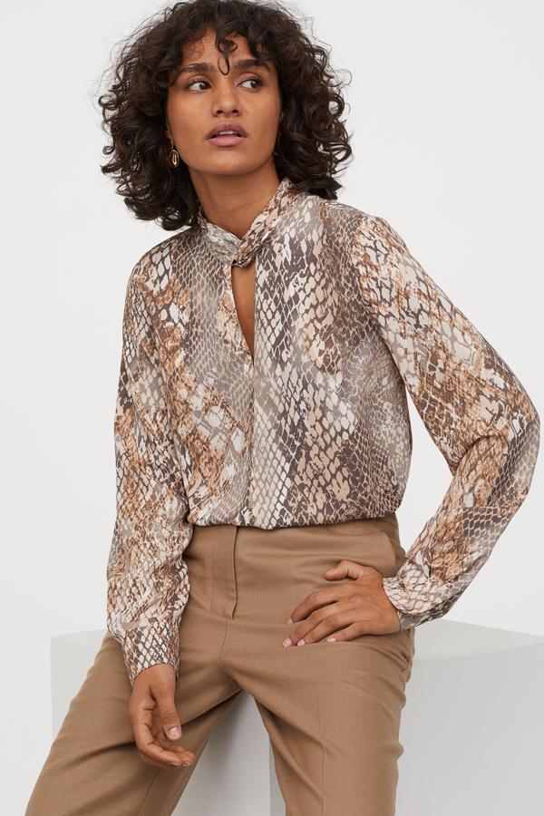 Si eres de las enamoradas del estampado animal, pero no te animas con las transparencias, esta blusa de H&M no se te puede escapar. Cuesta 24,99 euros, menos el 20%. Una verdadera oportunidad.