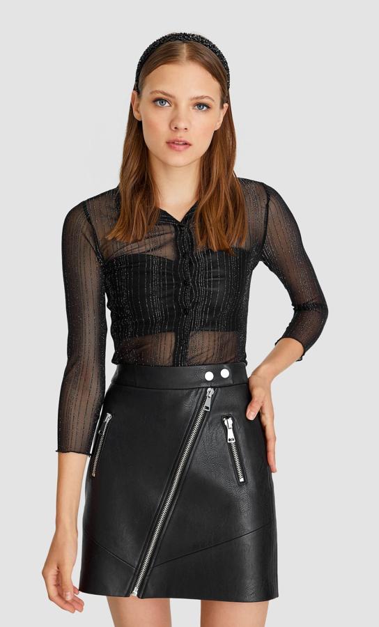 Transparente, en negro con ligeras líneas plateadas, esta blusa de noche es de Stradivarius. Costaba 15,99 y tiene el 40% de descuento. Se queda en 9,59 euros.