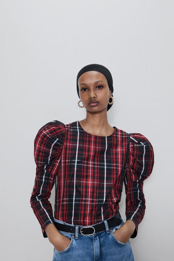 No puede pasar este invierno sin que tengas una blusa con mangas con volumen. Esta de cuadros es de Zara, cuesta 25,95 euros y hay que aplicarle el 20% de descuento por el Black Friday.