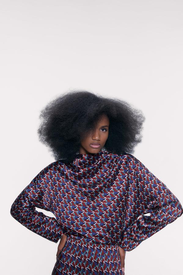 De raso estampado y con un cuello muy original, este modelo de Zara (con falda a juego para un total look) está en el primer puesto de nuestras blusas favoritas para comprar con descuento. Cuesta 29,95 euros pero si te decides hoy, se te aplicará el 20% de descuento.