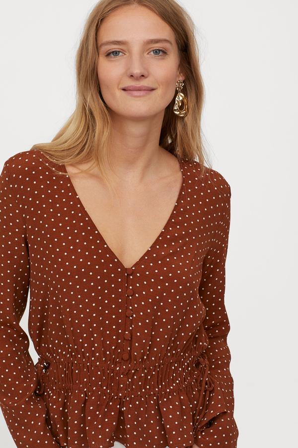De H&M, con frunces en la cintura y botones en la parte delantera, cuesta 19,99 euros y tiene un 20% de descuento.