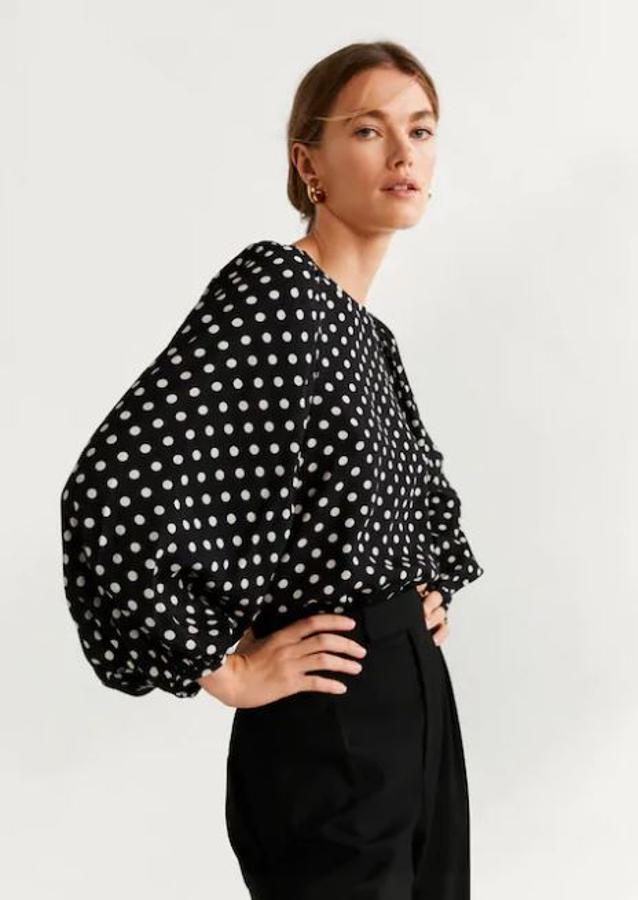 Una de nuestras favoritas es esta de mangas con volumen y estampado de lunares de Mango. A los 29,99 euros que cuesta hay que restarle el 30% de la oferta.