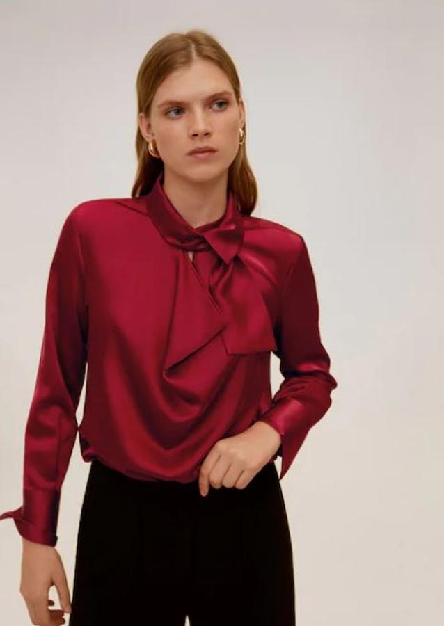 Para una entrevista de trabajo, una cita o un evento navideño. Una blusa de raso rojo tiene muchas posibilidades. Esta de Mango tiene un descuento del 30% sobre su precio real de 39,95 euros.