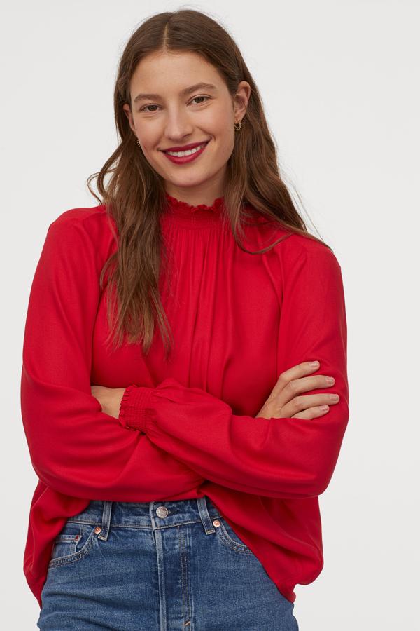En H&M apuestan por las más sencillas: esta roja con gomas en cuello y puños cuesta 19,99 euros. Réstale un 20% de Black Friday.