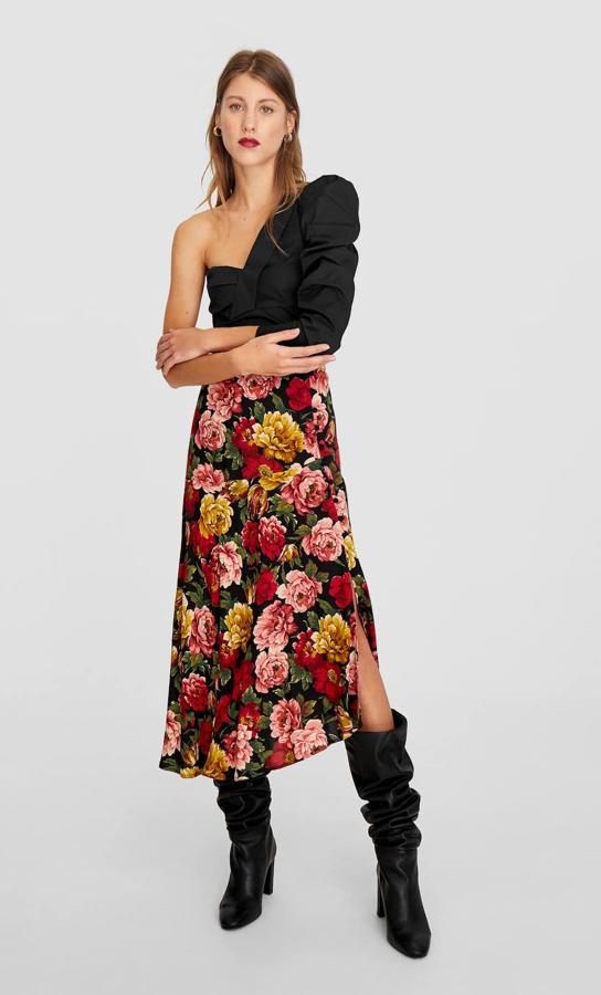 Falda midi de flores de Stradivarius, costaba 19,99 euros y se queda en 15,99 con el 20% de rebaja.