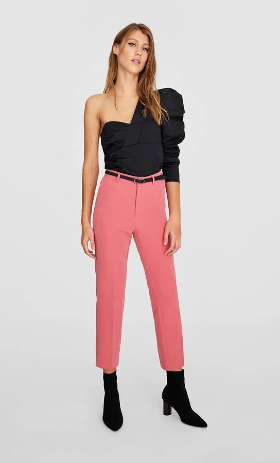 Pantalón de vestir cpn cinturón, de Stradivarius. Se queda en 11,99 euros después de aplicarle el 40% de descuento.