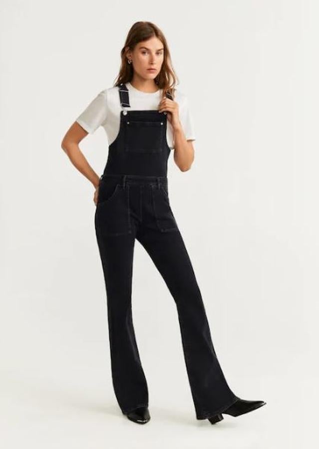 En Mango tienen un 30% en toda la colección. Este peto vaquero negro con el bajo acampanado cuesta normalmente 39,99 euros.