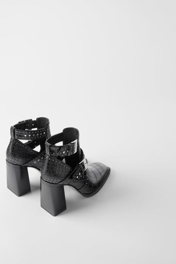 Botines negros con tachuelas de Zara, (39,96 euros).