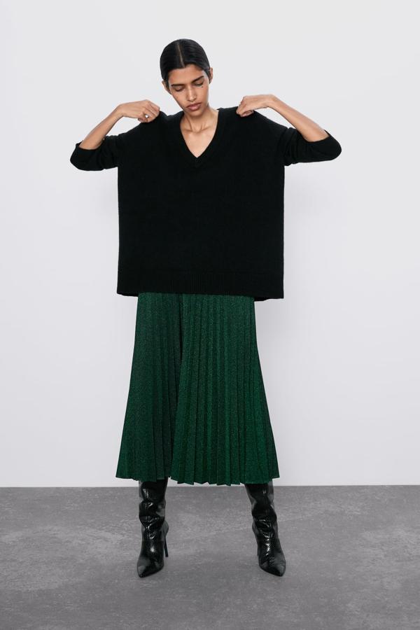 Falda midi metalizada de Zara, (32,96 euros).