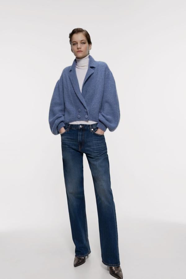 Fue amor a primvera vista. Esta chaqueta de lana huye del modelo tradicional con las mangas abullonadas y el cuello. Nos encanta su color azul. De Zara, (39,95 euros).