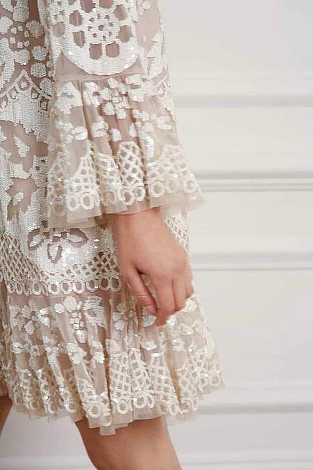 Detalle del bajo del vestido de Needle & Thread que ha llevado María Fernández Rubíes.