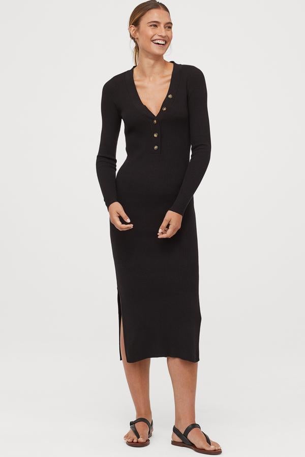Entre las apuestas de H&M por esta prenda tan otoñal encontramos este vestido entallado de punto fino en negro con escote de pico acabados en botones. Cuesta 34,99 euros y se está agitando en la talla XS.