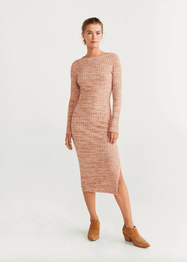 Terminaciones en canalé y cuello redondo para este jersey en tonos rosas de Mango que cuesta 29,99 euros. En la talla XS está agotado.