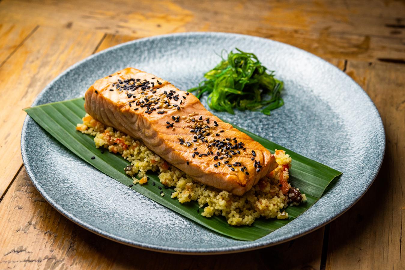 Tenemos que admitir que los postres de este gastrobar de comida casera son auténticos caprichos, pero si eres más de salado y estás buscando un sitio donde comer en grupo, pero sin saltarte la dieta, entonces merece la pena prestarle atención. La base de todos los platos que componen su carta es saludable: ensaladas con base de quinoa y espinacas, hummus de remolacha o salmón al horno con cuscús. Ninguno de ellos supera los 16 euros, ni siquiera el menú del día. ¿A su favor? No es el típico sitio abarrotado de gente, tampoco un lugar de alto standing donde vives con el miedo a que te traigan la cuenta. Se trata de una alternativa sencilla, sana y apta para todos los paladares.Calle Príncipe de Vergara, 73.