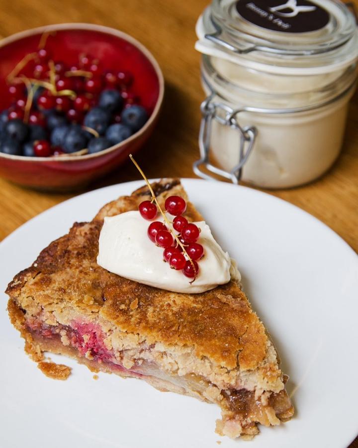 Si eres seguidora de la dieta flexiteriana, este restaurante es el tuyo. Se trata de la propuesta de Teresa Carles Healthy Foods, el grupo de alimentación y gastronomía saludable. El restaurante basa su carta en productos de temporada: un 80% de sus platos son de origen vegetal, mientras que el 20% restante lo componen proteínas de pescado azul procedente de pesca sostenible. Y lejos de que esto limite su oferta gastronómica, ocurre lo contrario: lo que encontramos es mucho ingenio en sus platos. Tanto, que hasta han desarrollado ellos mismos una proteína 100% plant-based que imita la textura de la carne de vacuno y pollo. “Sabroso, sano y sostenible” es el lema de este local, que cuenta con ensaladas, pokés, arroces, hamburguesas de proteína vegetal o tacos entre sus diferentes opciones.Paseo de la Castellana, 89.