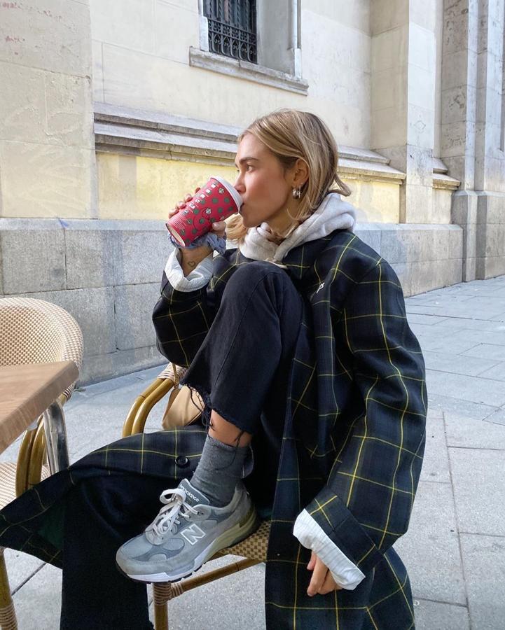 Carlota Weber prefirió llevar una sudadera gris con un abrigo de cuadros azul marino, verde y amarillo de Lacoste.