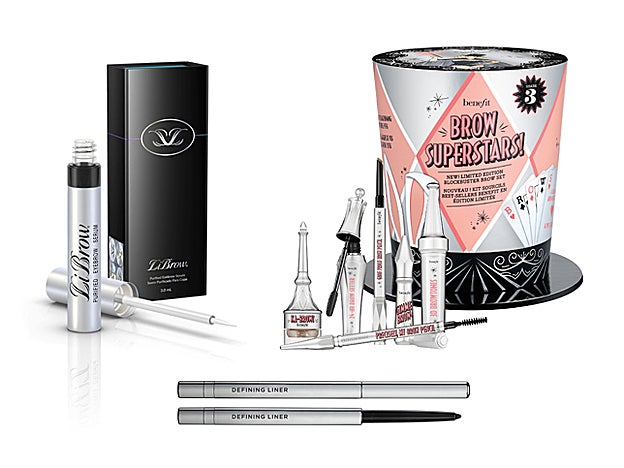 Suero fortalecedor y acondicionador de cejas Librow de Lilash (98 €). Kit de Cejas, que incluye seis de los bestsellers de cejas, de Benefit (70 €). Delineador de ojos waterproof Defining Liner de Revitalash (21 €).