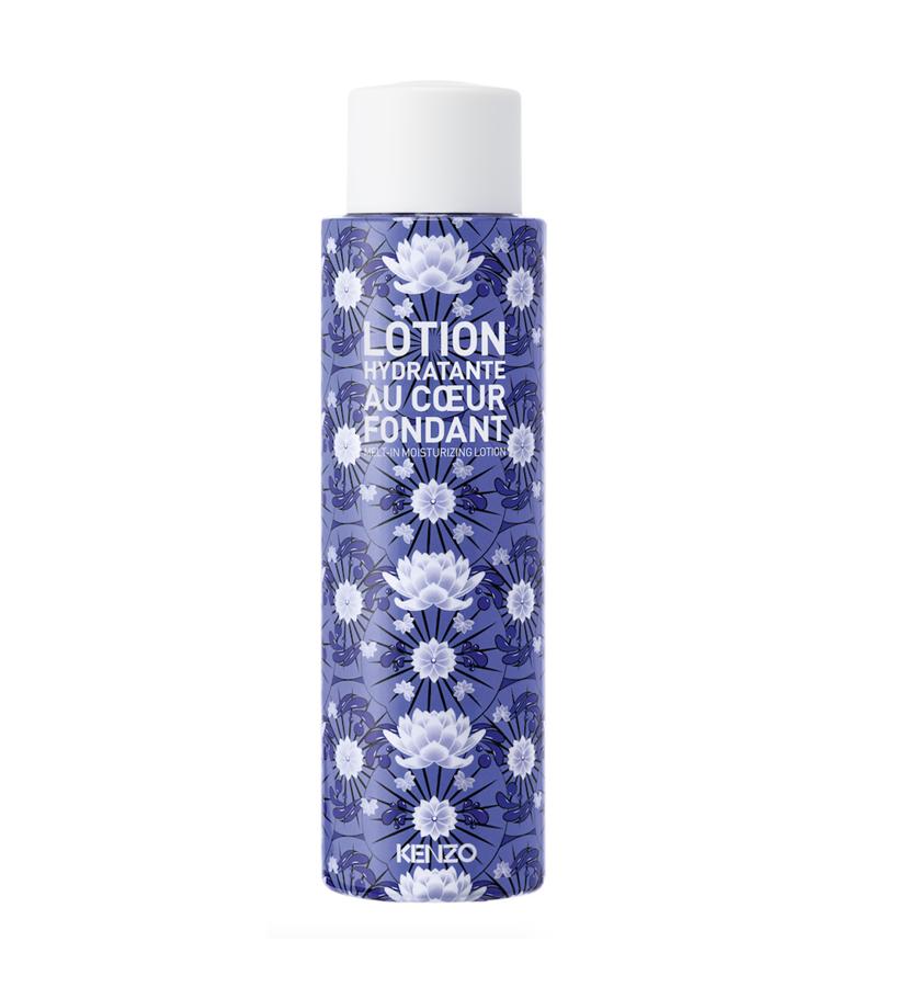 Un cóctel de activos de flores para desalterar e hidratar la piel al instante. El lirio de Japón y el aceite de camelia refuerzan la cohesión de las células de la piel y permiten retener el agua en la epidermis.  Lotion Hydratante de Kenzoki  (39,50 €).