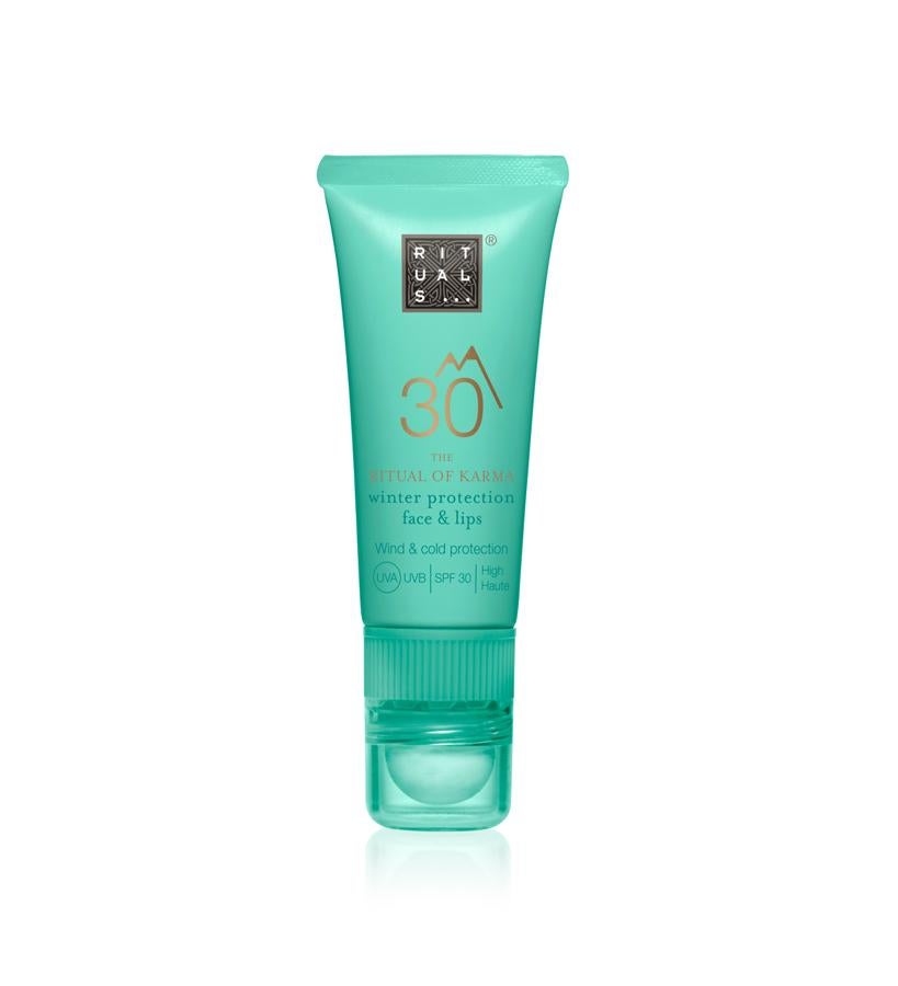 Protege las zonas más expuestas del rostro a los rayos solares con este producto multiuso con SPF30, que sirve para el rostro y para los labios.  The Ritual of Karma de Rituals  (13,50 €).