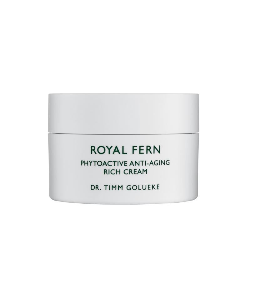 Está especialmente diseñada para combatir por la noche los daños de ambientes secos y cambios climáticos extremos. Incorpora ácido hialurónico para hidratar y minimizar las arrugas.  Phytoactive Anti-Aging Rich Cream de Royal Fern  (240 €).