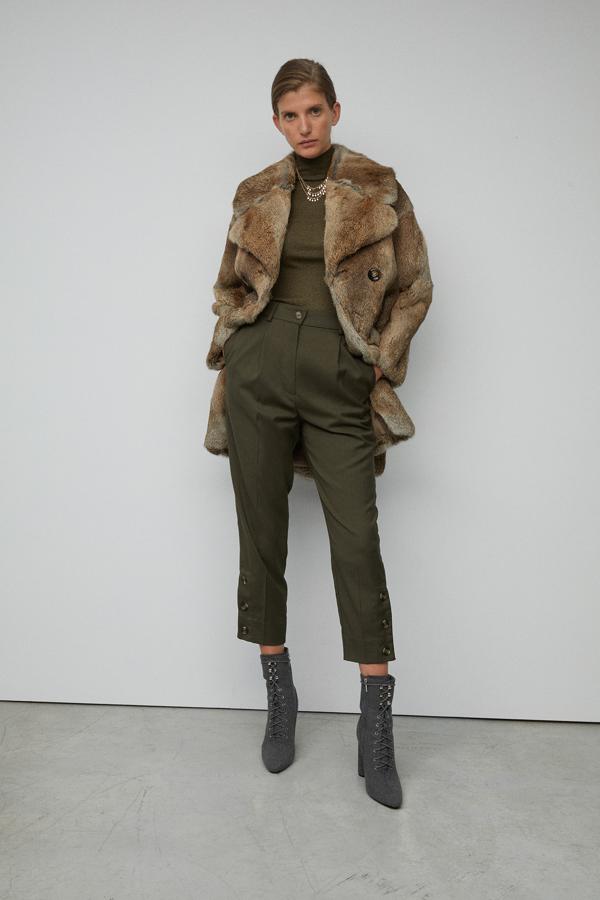 Este maxi abrigo de pelo con solapas XXL de Sfera está rebajado de 199 a 159.95 euros durante el Cyber Monday.