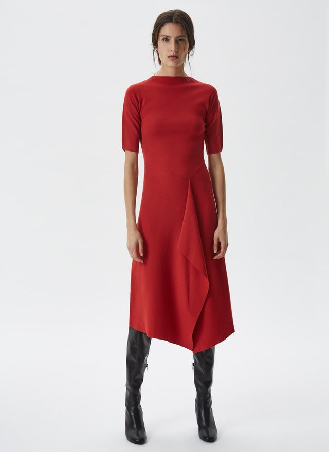 Vestido rojo con cuello a la caja y detalle de volante vertical de Adolfo Domínguez, rebajado de 188 a 131 euros durante el Cyber Monday.