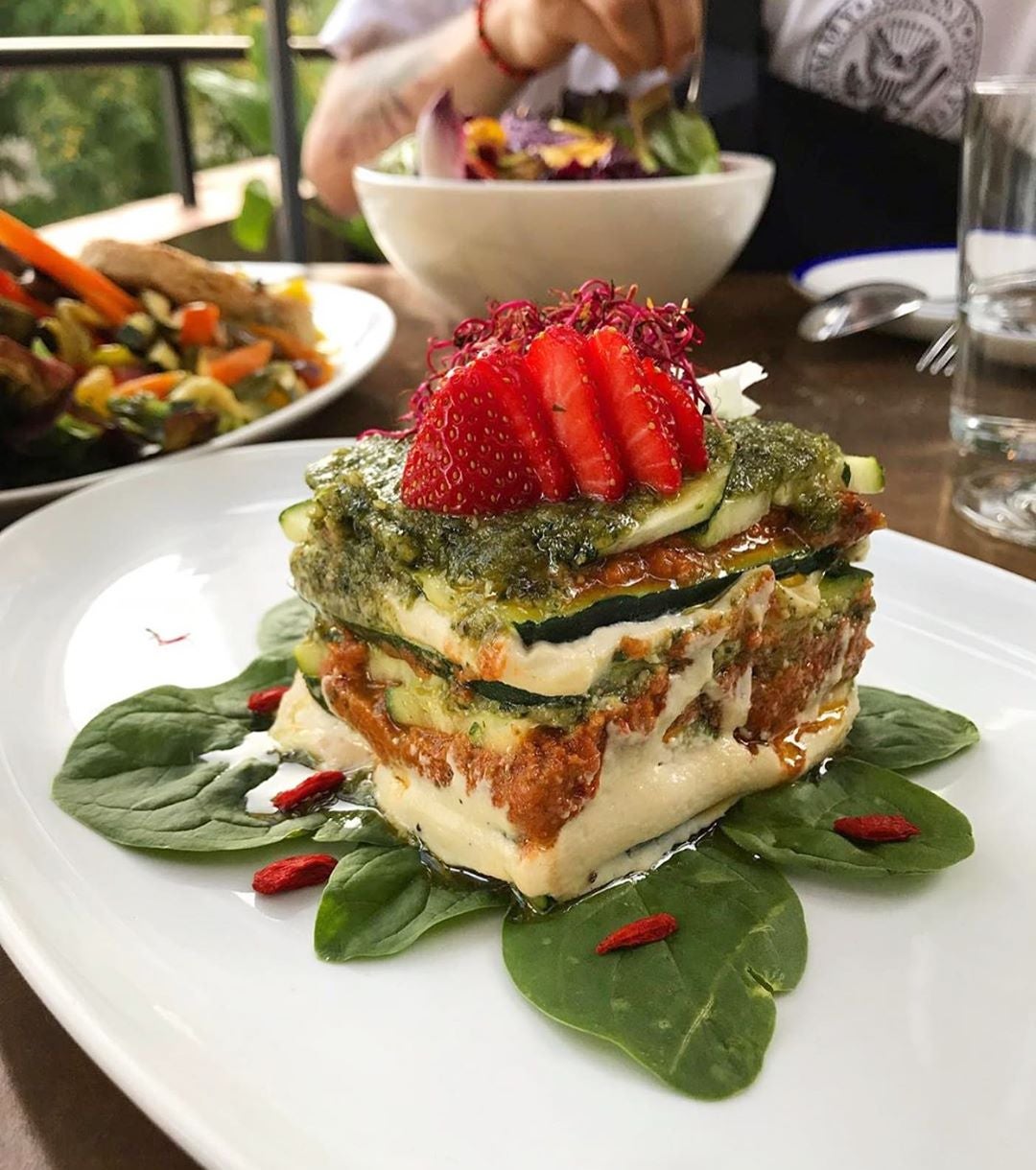 Una opción 100% vegana y saludable. Este local apuesta por ingredientes completamente ecológicos en sus platos y respetuosos con el medio ambiente. Algo que también aplican a su filosofía: utilizan energía renovable y los envases que usan son compostables. Además, parte de los beneficios que recaudan son donados a la caridad. Un restaurante comprometido en pleno barrio de Chueca que, aunque pequeño, también es matón. Sus platos, como los noodles crudiveganos, la quiche de espincas y champiñones o la “carne” de almendras tostadas, han hecho que sus valoraciones sean únicamente positivas. Han elaborado un menú especial de Nochevieja que puedes reservar a través de su web por menos de 40 euros y compuesto de cinco platos.Calle San Gregorio, 17.