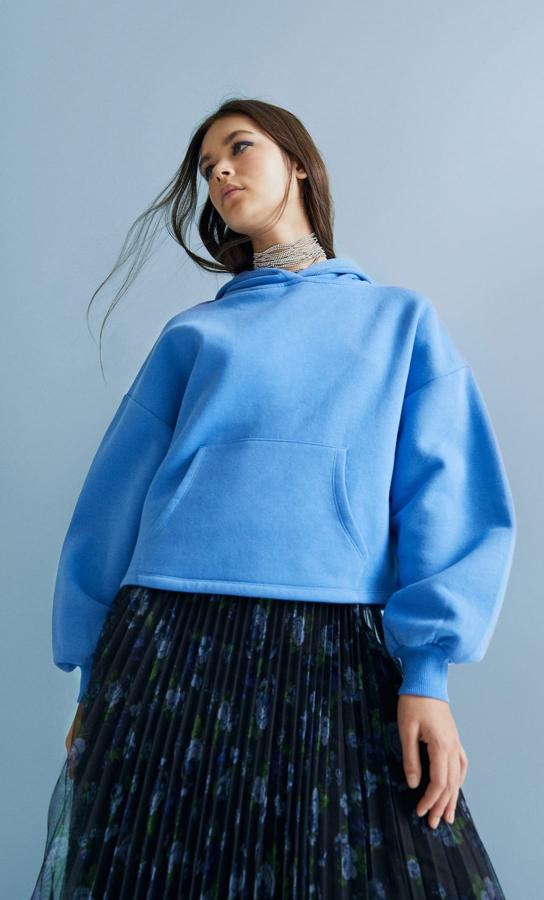Sudadera con capucha (15,99 euros) y falda midi plisada (19,99 euros).