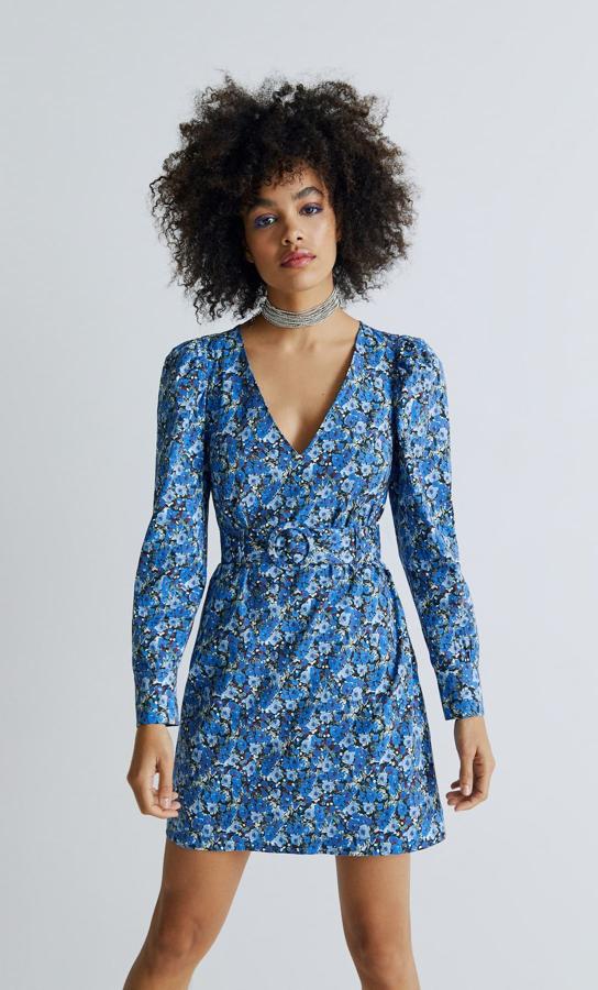 Minivestido de flores con escote en pico y cinturón (29,99 euros)