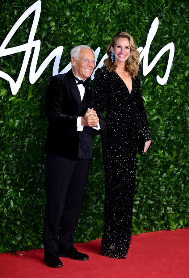 La actriz Julia Roberts de Armani Privé junto al diseñador Giorgio Armani.