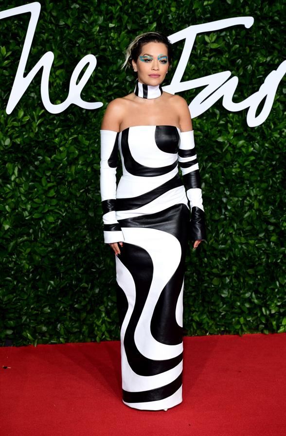 La cantante Rita Ora de Schiaparelli.